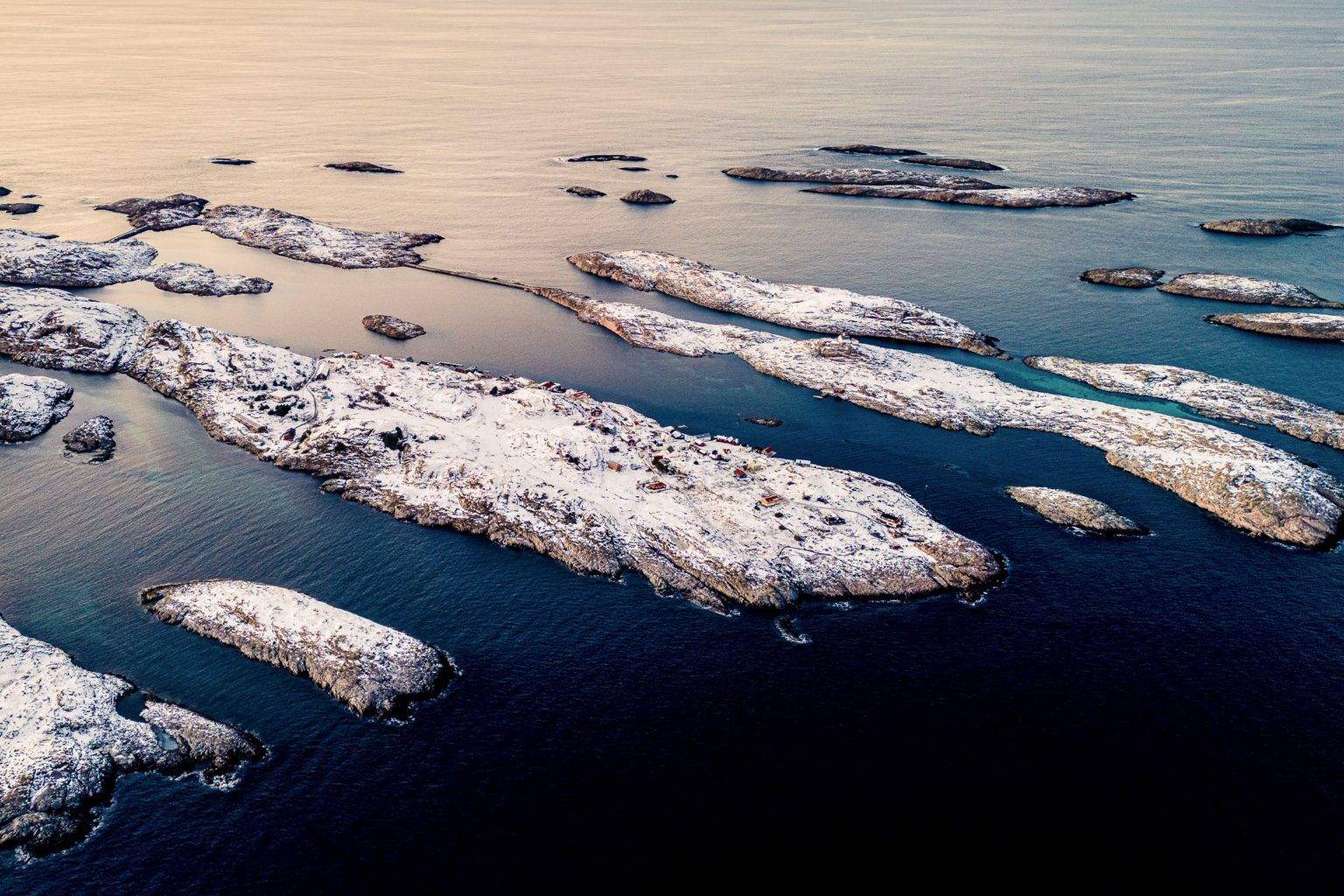 Vue aérienne de l’île de Myken enneigée entourée par la mer