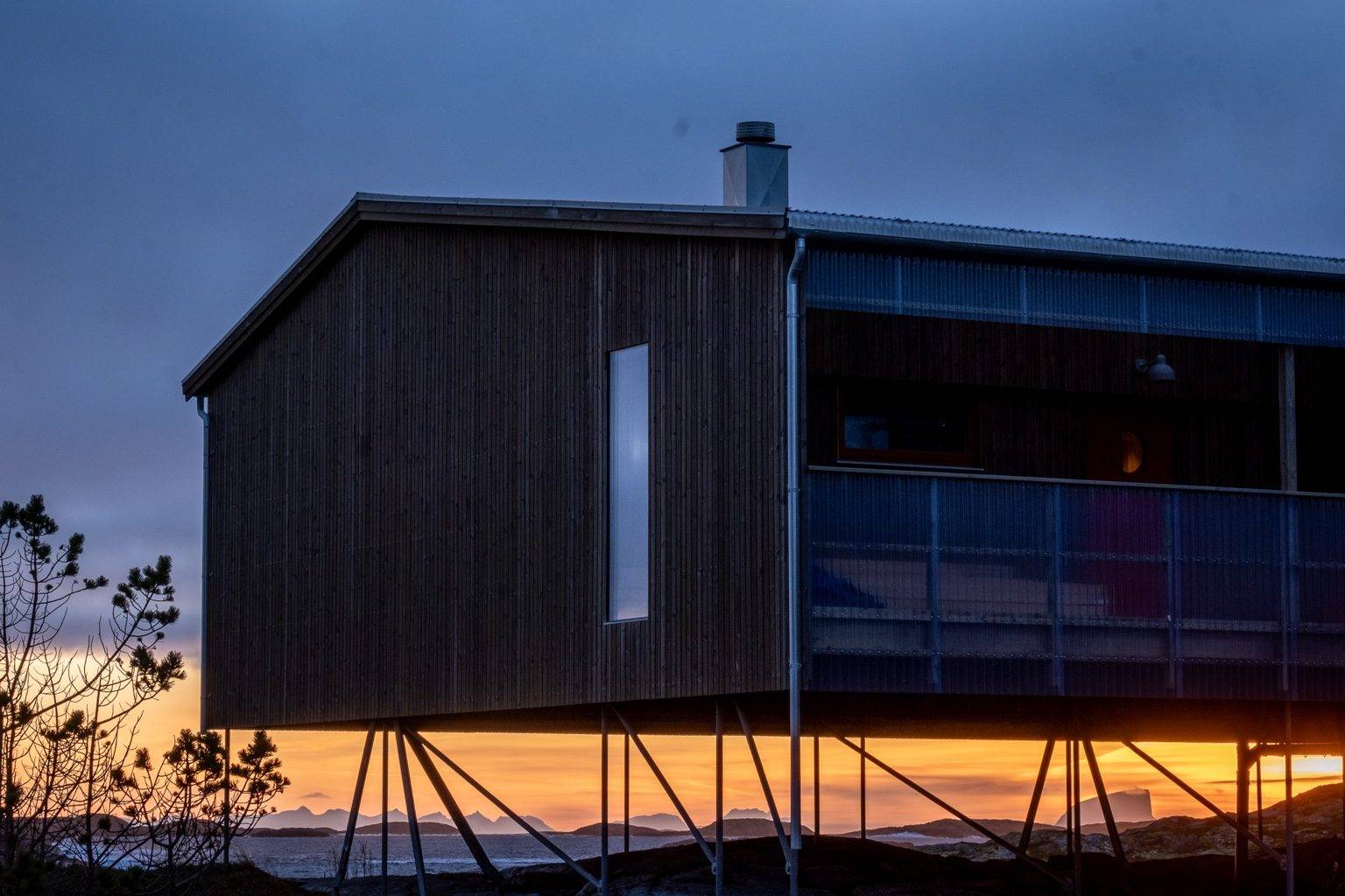 Façade de la distillerie sur pilotis Myken au crépuscule