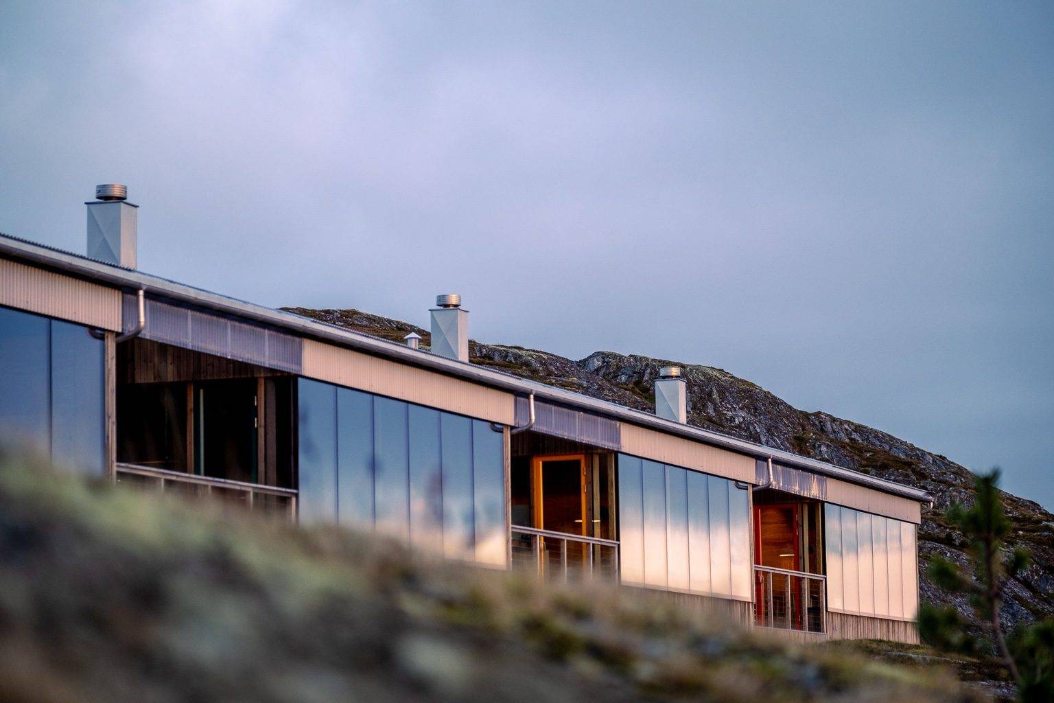 Distillerie de Myken avec reflets du ciel sur sa façade