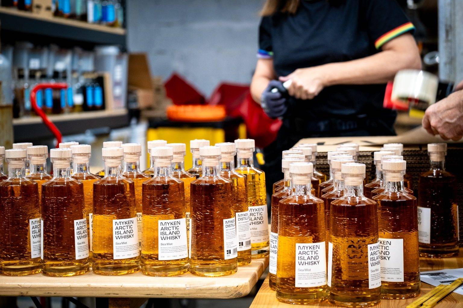 Bouteilles de whisky Sea Mist en cours d’emballage à la distillerie Myken