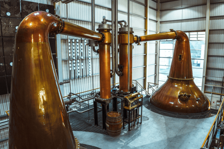 La distillerie Waterford, située dans l'ancienne brasserie Guinness de Waterford en Irlande. Vue des installations de production avec les cuves de fermentation et équipements de distillation caractéristiques de cette distillerie pionnière du terroir en whisky irlandais.