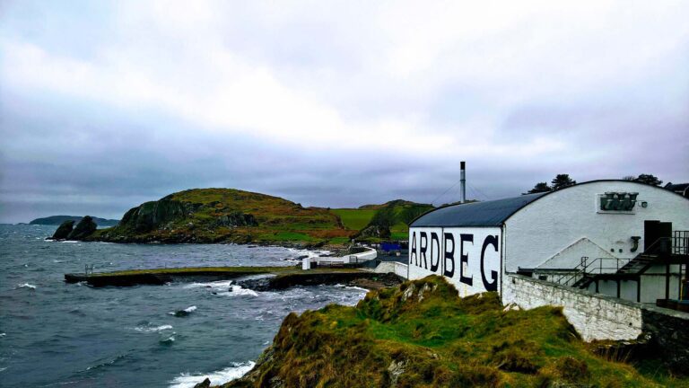 Distillerie Ardbeg sur l’île d’Islay en Écosse, bâtiment emblématique d’une célèbre distillerie de whisky tourbé.