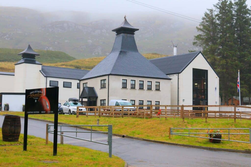 Vue extérieure de la distillerie Ardnamurchan à Glenbeg, dans les Highlands de l’Ouest en Écosse.