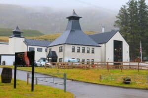 Vue extérieure de la distillerie Ardnamurchan à Glenbeg, dans les Highlands de l’Ouest en Écosse.