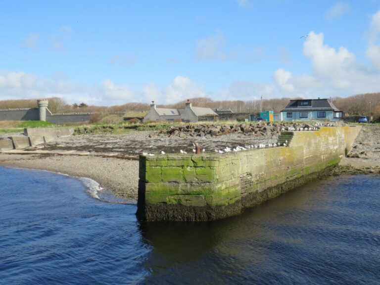 Paysage côtier à Thurso avec brise-lames sur la River Thurso