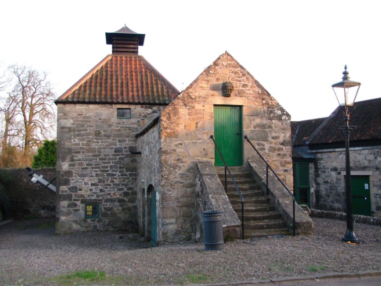 Cheminée de la distillerie Daftmill en Écosse, sur un bâtiment agricole de la ferme-distillerie