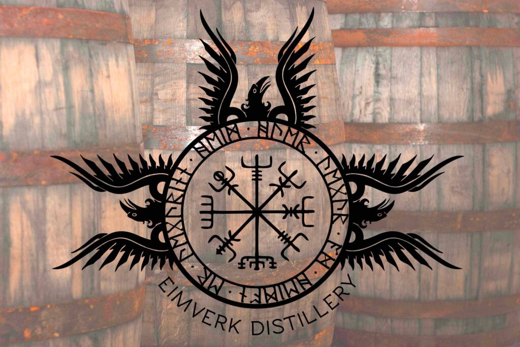 Emblème d’Eimverk Distillery avec runes nordiques sur fond de fûts de whisky en boisCette image montre l’emblème d’Eimverk Distillery, la distillerie islandaise derrière Flóki, superposé à un fond de fûts de maturation en bois. Le motif circulaire, les runes et les ailes stylisées renforcent l’identité visuelle nordique de la maison, tandis que les barriques en arrière-plan rappellent son travail autour du single malt islandais. Une illustration idéale pour accompagner une fiche distillerie, un article consacré à Flóki ou un contenu sur l’émergence du whisky en Emblème d’Eimverk Distillery avec runes nordiques sur fond de fûts de whisky en bois
