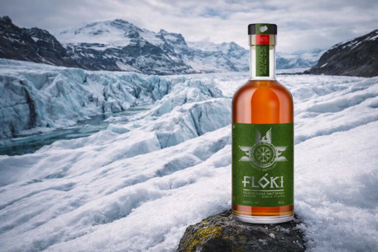Bouteille de Flóki Icelandic Birch Finish posée sur la neige d’un glacier islandais
