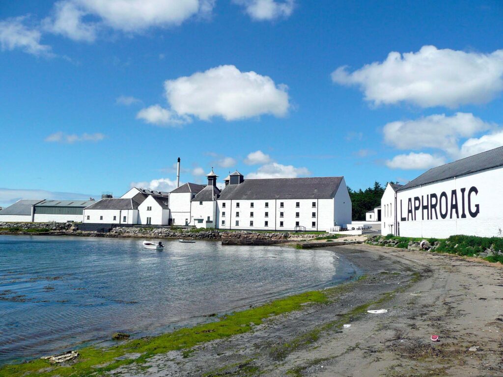 Distillerie Laphroaig sur l’île d’Islay en Écosse, célèbre pour son whisky single malt tourbé