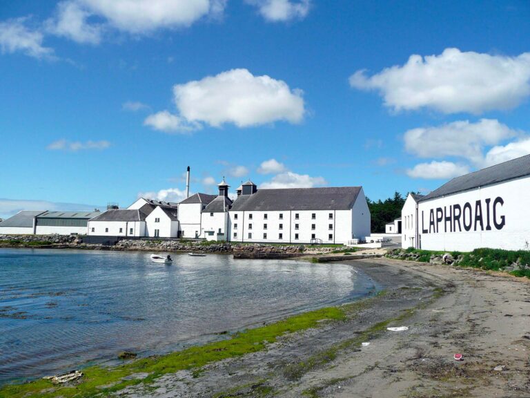 Distillerie Laphroaig sur l’île d’Islay en Écosse, célèbre pour son whisky single malt tourbé