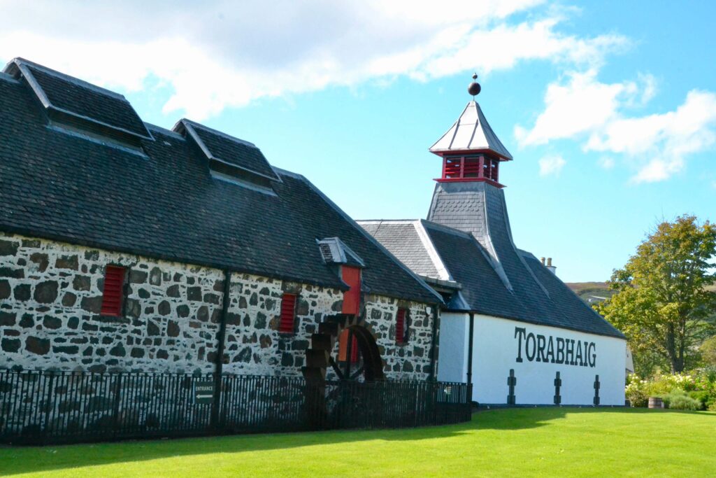 Vue de la distillerie Torabhaig sur l’île de Skye, distillerie de single malt écossais située à Teangue