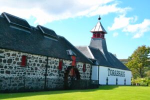 Vue de la distillerie Torabhaig sur l’île de Skye, distillerie de single malt écossais située à Teangue