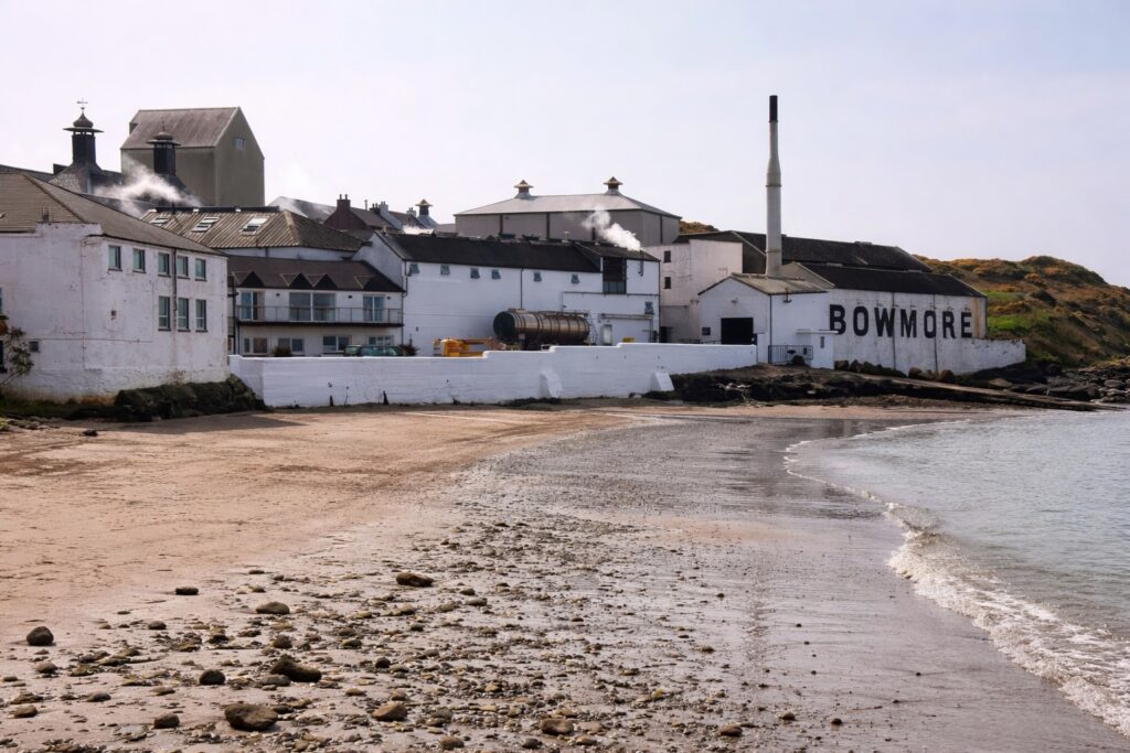 Distillerie Bowmore sur les rives de Loch Indaal