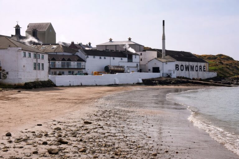 Distillerie Bowmore sur les rives de Loch Indaal