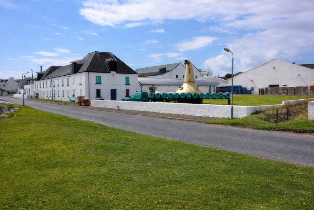Vue extérieure de la distillerie Bruichladdich à Islay