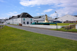 Vue extérieure de la distillerie Bruichladdich à Islay