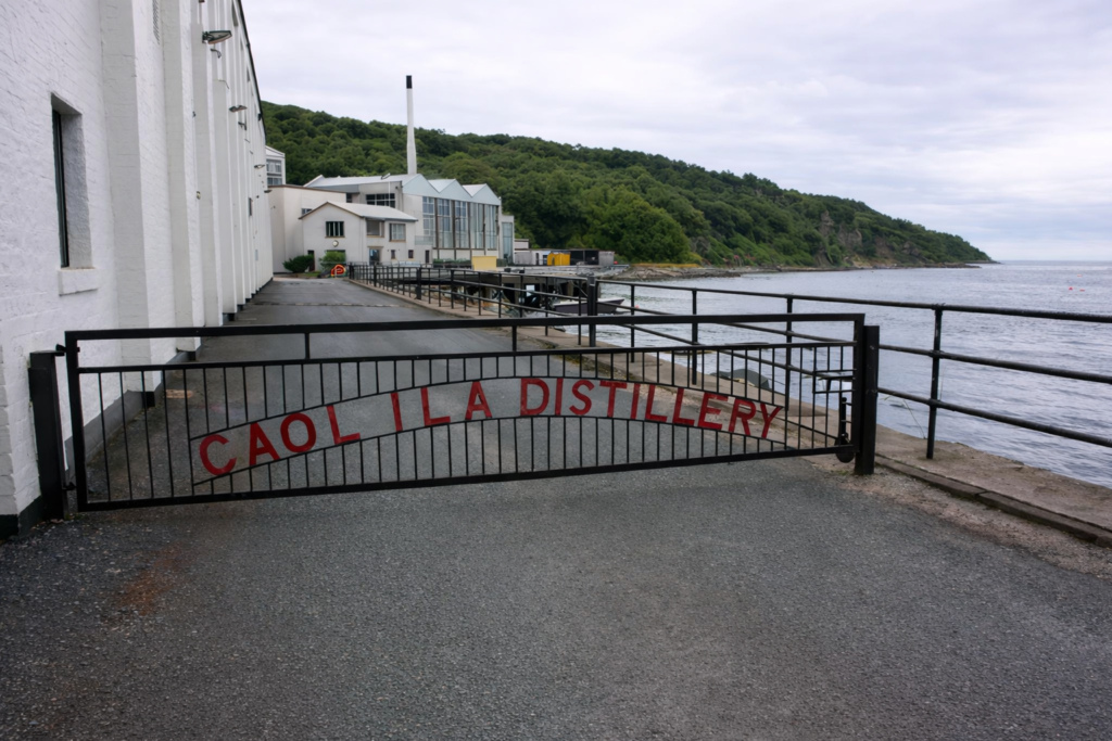 Route et bâtiments de la distillerie Caol Ila à Islay