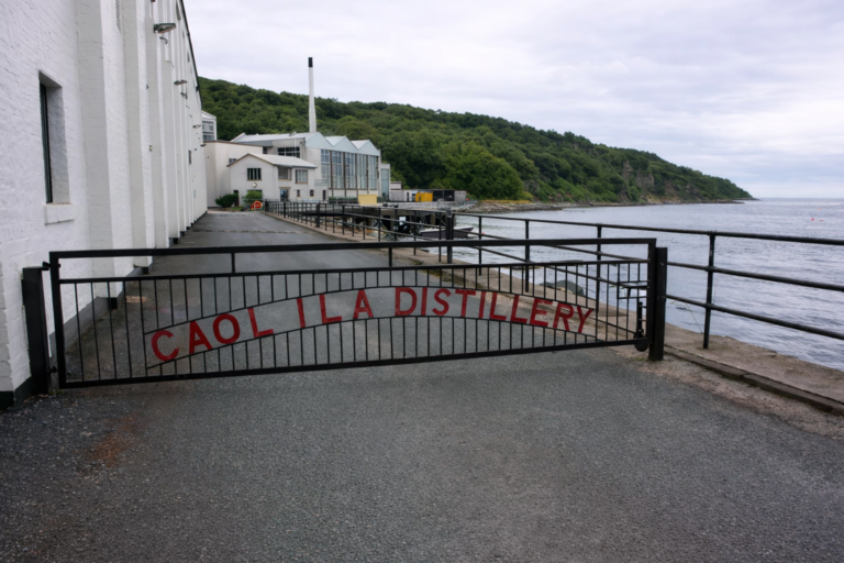 Route et bâtiments de la distillerie Caol Ila à Islay
