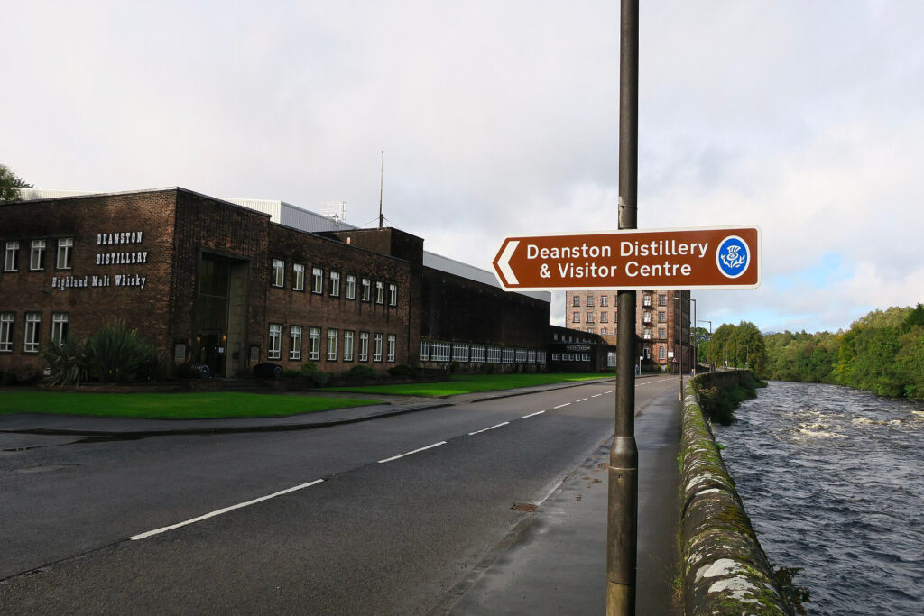 Vue extérieure de Deanston Distillery, ancien bâtiment industriel en briques situé au bord de la River Teith, en Écosse.