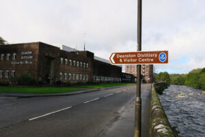 Vue extérieure de Deanston Distillery, ancien bâtiment industriel en briques situé au bord de la River Teith, en Écosse.