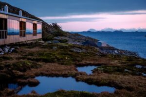 Distillerie de Myken au bord de la côte avec mare au premier plan