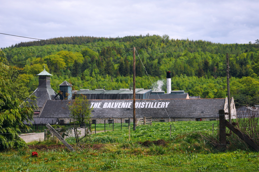 Vue extérieure de la distillerie The Balvenie à Dufftown