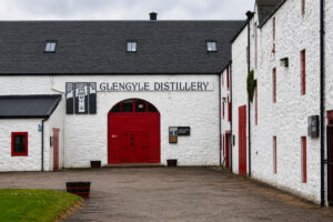 Façade de la distillerie Glengyle à Campbeltown en Écosse
